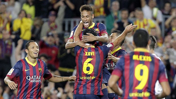 Barças Nachwuchsstar Neymar freut sich mit Teamkollegen über den achten Sieg in acht Spielen.