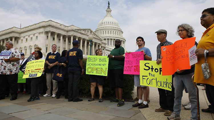 In Washington demonstrieren Staatsbedienstete, die in den unbezahlten Zwangsurlaub geschickt wurden.