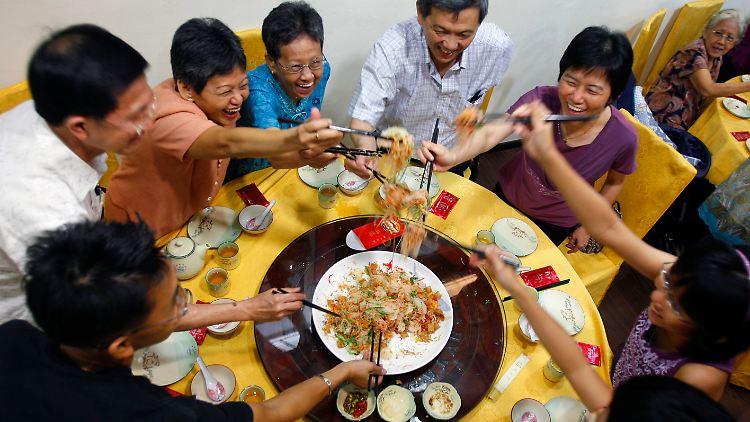 Essen gilt in China als soziales Ereignis. Benimmregel: Fällt mal ein Stäbchen runter, tauscht man gleich das ganze Paar aus. 