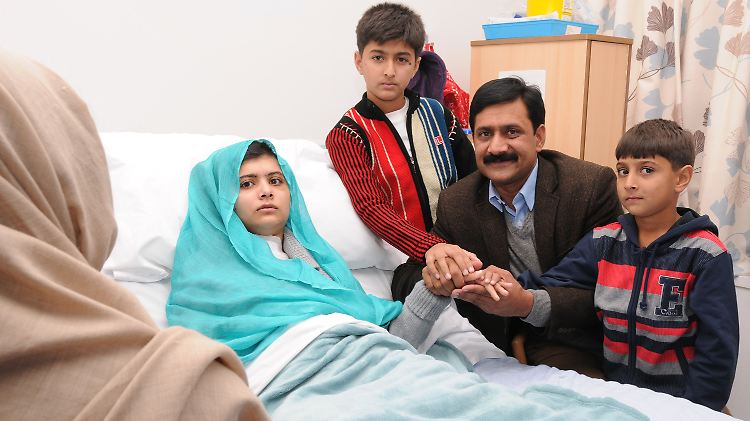 Nach dem Attentat wurde Malala, hier mit ihrer Familie, in Krankenhäusern in Pakistan und England behandelt.