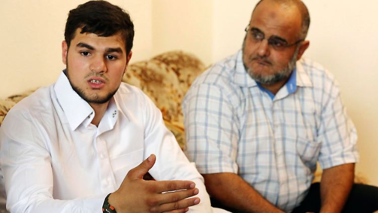 Der Sohn des gefangenen Terroristen, Abdullah al-Ragieh, schildert Reportern in Tripolis die Gefangennahme seines Vaters Abu Anas al-Libi.