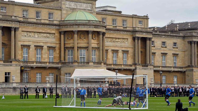 Das Spielfeld im Garten des Palastes wurde extra vom Wembley-Platzwart hergerichtet.