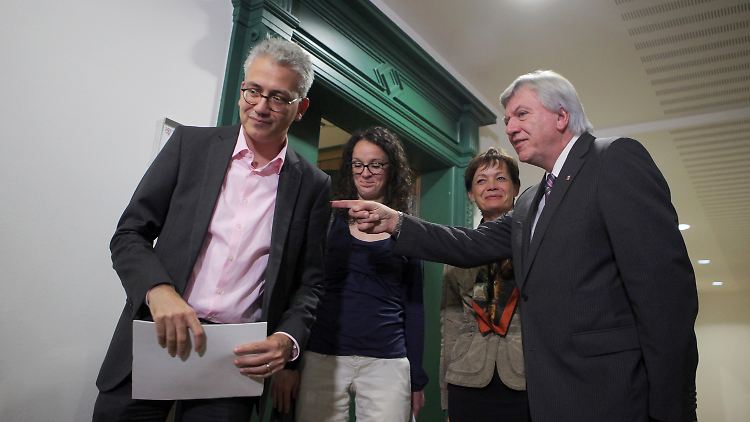 Der Grünen-Vorsitzende Al-Wazir und CDU-Ministerpräsident Bouffier brachten jeweils eine Parteifreundin mit zur Sondierung.