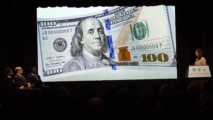 Im April 2010 stellten der damalige Notenbankchef Bernanke und der damalige US-Finanzminister Geithner die neuen 100-Dollar-Noten vor. Nun kommen sie endlich in Umlauf.