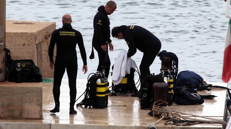 Immer wieder gehen die Taucher ins eiskalte Wasser, um in bis zu 40 Meter Tiefe nach den Leichen der Flüchtlingen zu suchen.