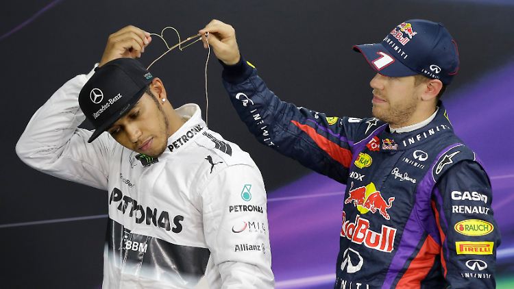 Er sei "humorvoll und bescheiden", schreibt Hamilton (l.) über Vettel.