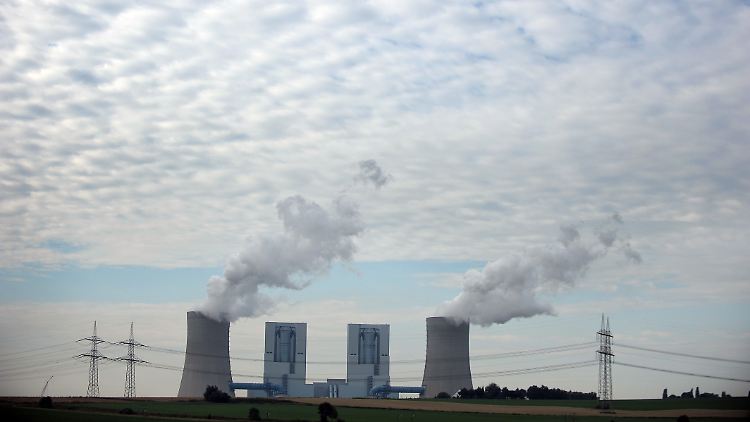 Trotz absehbarer Folgen hatte RWE 2012 in Grevenbroich-Neurath zwei neue Kraftwerksblöcke zur Stromerzeugung aus Braunkohle offiziell in Betrieb genommen. Der Bau der Anlagen hat den Konzern 2,7 Milliarden Euro gekostet.