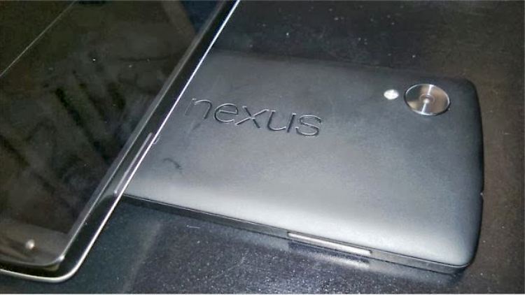 Ausgerechnet im Forum von MacRumors tauchte dieses Bild des Nexus 5 unter einem Moto X auf.