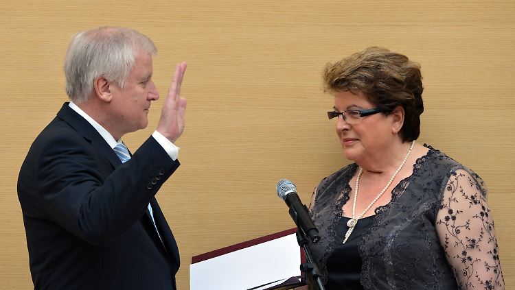 Bayerns Ministerpräsident Seehofer wird von Landtagspräsidentin Barbara Stamm vereidigt.