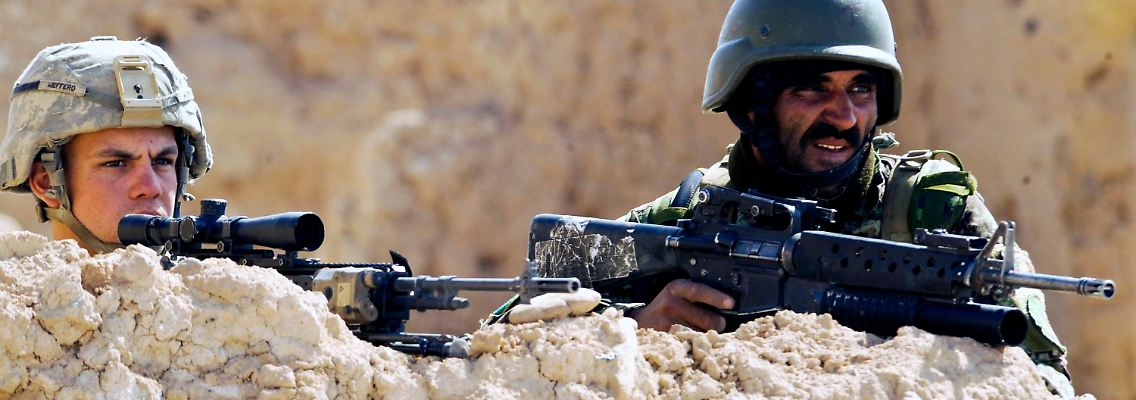 Ein US-Soldat und ein afghanischer Soldat bei der Operation "Moshtarak" in Badula Qulp in der afghanischen Provinz Helmand im Februar 2010.
