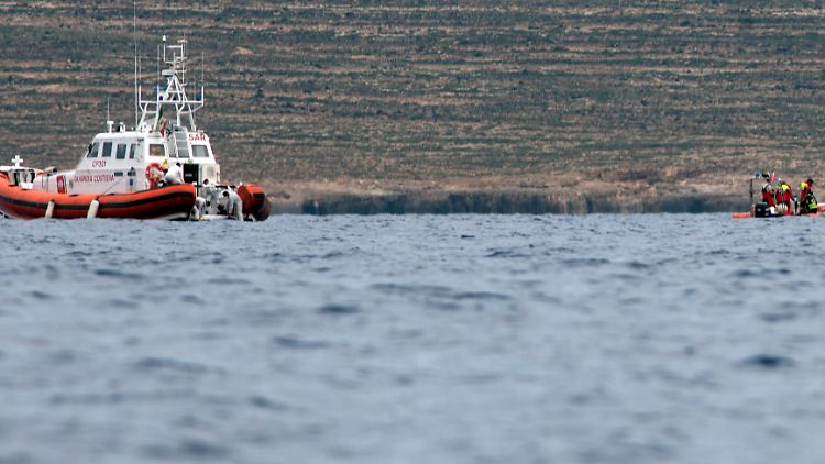 Die Küstenwache zieht vor Lampedusa ein weiteres Todesopfer des Schiffbruchs aus dem Wasser.
