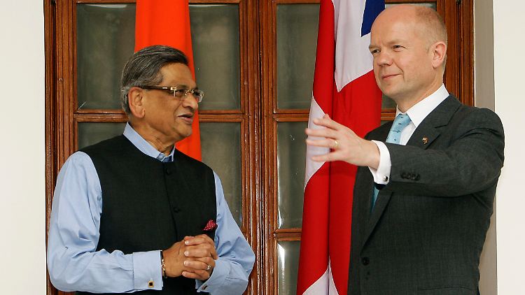 Der indische Außenminister S.M. Krishna (l) begrüßt seinen Amtskollegen William Hague in Neu Delhi. 