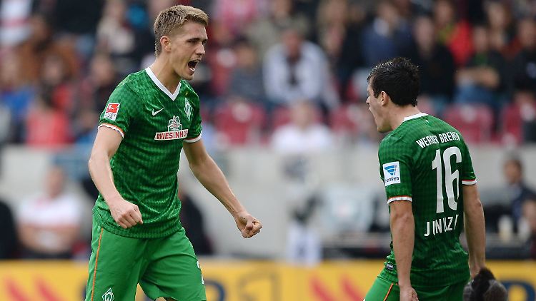 Jubel in Stuttgart: Bremens Nils Petersen, links, und sein Kollege Zlatko Junuzovic freuen sich über den Ausgleich zum 1:1.