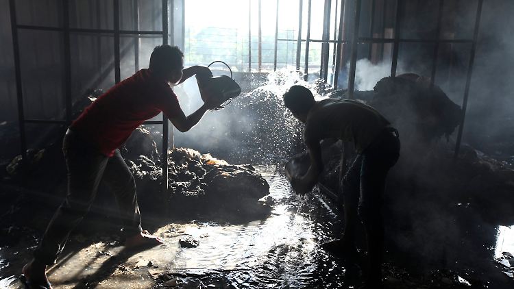 Die Wasserversorgung in der Gegend um die Fabrik ist sehr schlecht. Es dauerte Stunden, bis der Brand unter Kontrolle gebracht werden konnte.