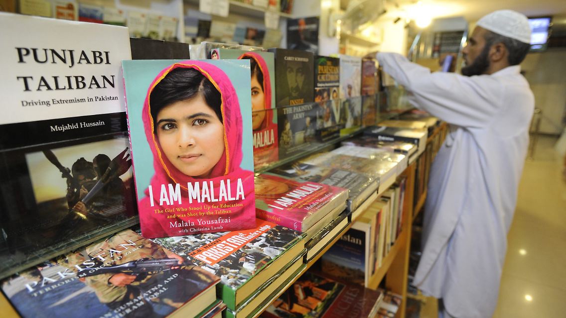 Nun erzählt Malala ihre Geschichte wieder und wieder und macht damit darauf aufmerksam, dass Millionen von Kindern das Recht auf Bildung verwehrt wird. Der Preis käme ihr gelegen, gerade bewirbt sie ihr Buch "Ich bin Malala". Darin schreibt sie: "Ein Kind, ein Lehrer, ein Buch und ein Stift können die Welt verändern."