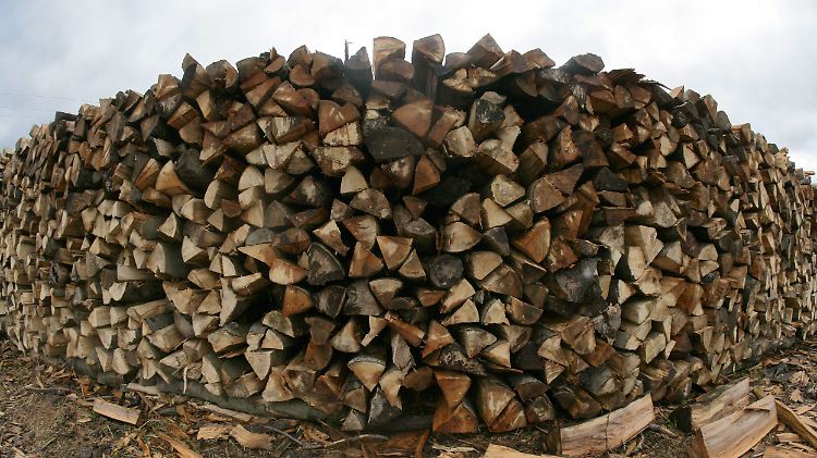 Die hohe Nachfrage nach Brennholz wird auch beim Preis spürbar. Pellets sind heute etwa 40 Prozent teurer als im Jahr 2005.