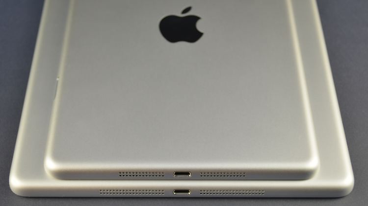Oben liegt das Gehäuse des neuen iPad mini, darunter das des iPad 5.