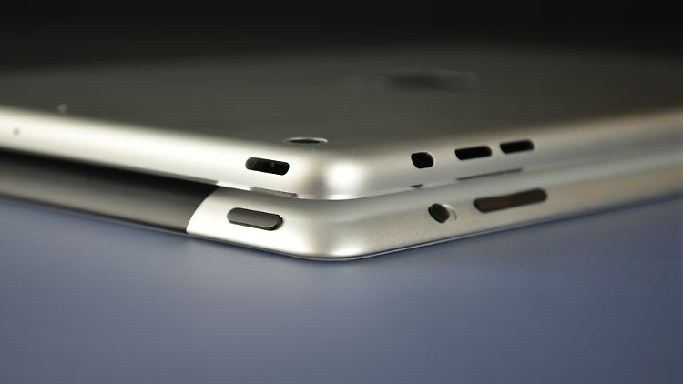 Auf diesem von Sonny Dickson veröffentlichten Foto ist gut zu erkennen, dass das iPad 5 (oben) schlanker als sein Vorgänger ist.