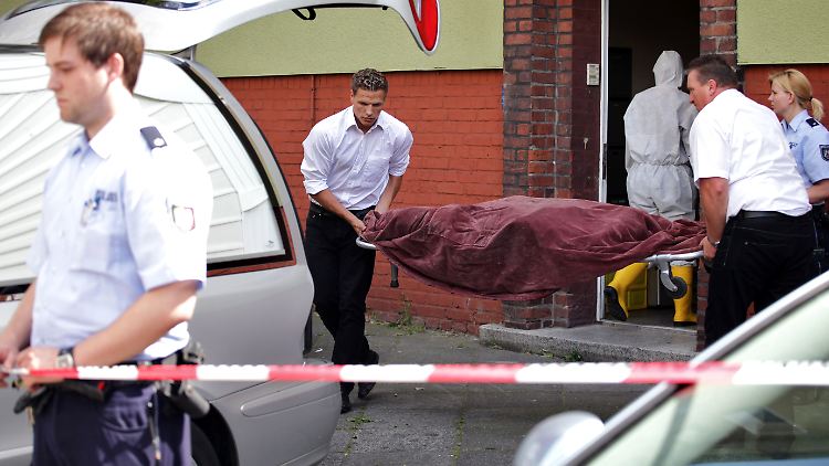 Eines der Opfer wird aus dem Haus in Dortmund geborgen: Nach den Morden hatte die Frau versucht, ihre Spuren durch das Legen eines Feuers zu verwischen.