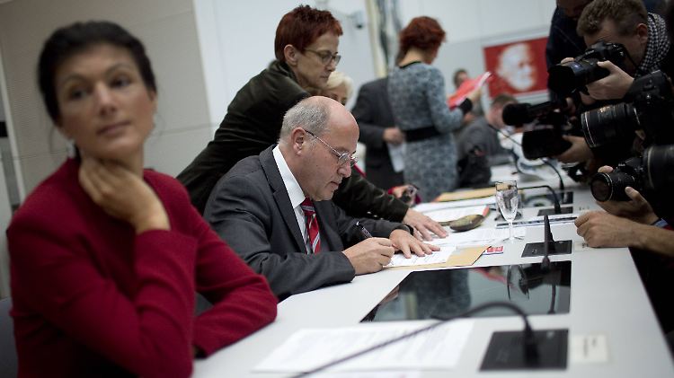 Gysi behält den Stift in der Hand, Wagenknecht bleibt die Frau hinter ihm.