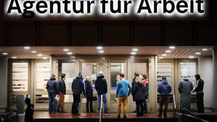 Mindestlohn, Vermittlungsprämie, Entgeltsicherung - das IAB hat etliche Ideen für Reformen.