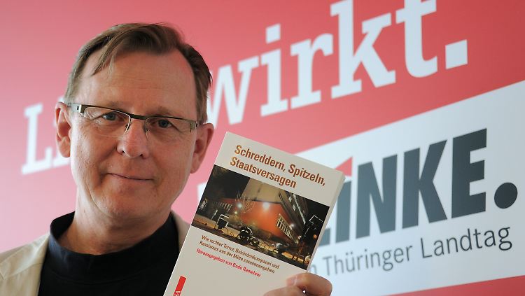 Seit zehn Jahren klagt der Politiker der Linken gegen die Überwachung - jetzt gibt ihm das Bundesverfassungsgericht recht.