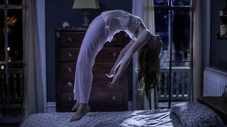 Wenn ein Dämon in dich fährt: Nell schwebt über dem Bett. Die Schauspielerin Ashley Bell litt körperlich noch wochenlang an den Folgen der Dreharbeiten.