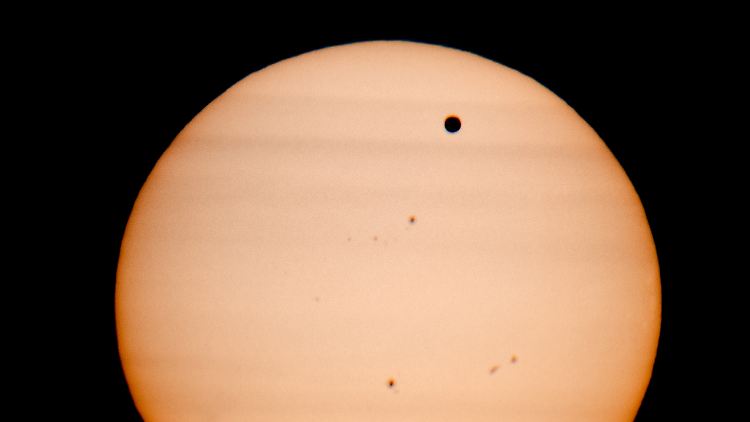 Die Venus dreht sich um die Sonne (im Bild). Der neu entdeckte frei fliegende Planet PSO J318.5-22. tut das nicht.