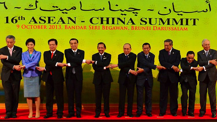 Schulterschluss beim ASEAN-Treffen. Chinas Premier Li Keqiang (5. v. l.) ist sich der Loyalität Kambodschas sicher.