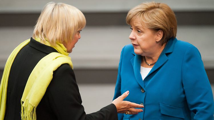 Kanzlerin Merkel und Grünen-Chefin Roth sitzen sich bei den Sondierungen gegenüber.