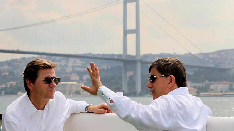Die Atmosphäre ist gut: Westerwelle und Davutoglu bei einer Bootstour auf dem Bosporus.