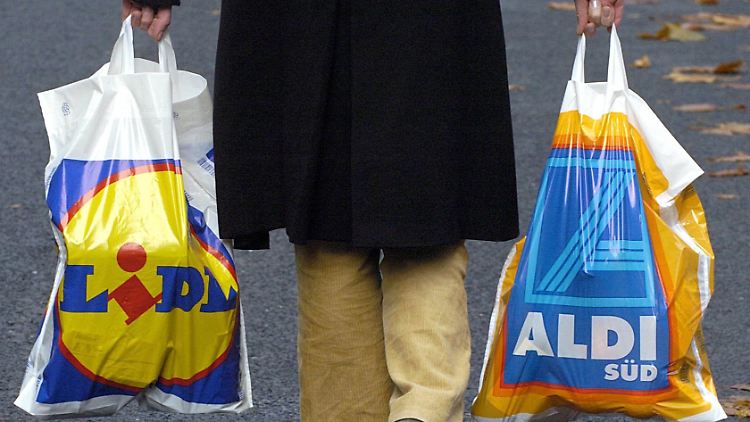 Kunden zahlen in Discountern vier Prozent mehr für ihren Einkauf als noch vor einem Jahr.