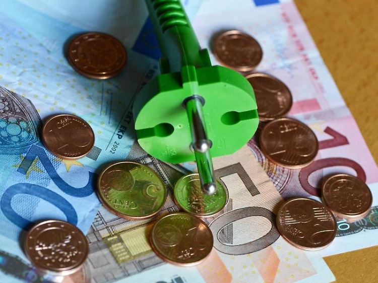 Der Strom wird teurer. Wer sparen will, muss auch den Verbrauch senken. Da gilt: Elektrogeräte nur ausschalten reicht nicht - am besten wird der Stecker gezogen.