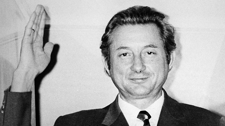 Theo Albrecht winkt am 17. Dezember 1971 am Fenster seiner Essener Villa den Fotografen und Kameraleuten zu.