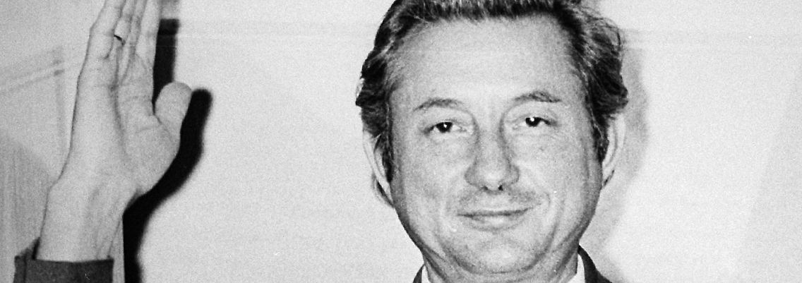 Theo Albrecht winkt am 17. Dezember 1971 am Fenster seiner Essener Villa den Fotografen und Kameraleuten zu.