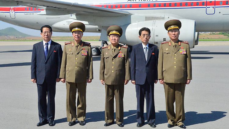 Ri, zweiter von links, bei einem Staatsbesuch in China - damals noch als Drei-Sterne-General.
