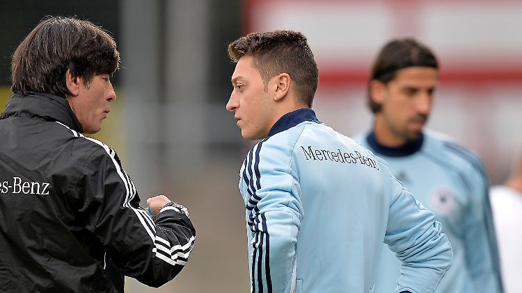 Joachim Löw mit Spielmacher Mesut Özil. Der Bundestrainer sucht eine variablere Spielidee.