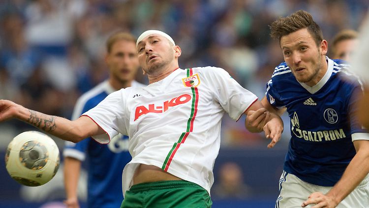 Kampfstürmer Sascha Mölders und der FC Augsburg spielen inzwischen auch Fußball, richtig guten sogar.