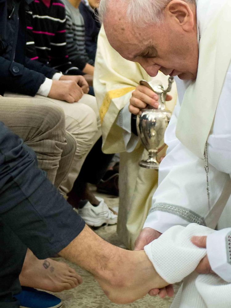 Papst Franziskus wäscht einem jugendlichen Straftäter im vergangenen März die Füße - die auf Demut und Offenheit basierende Linie Franziskus' hat viele Beobachter begeistert.