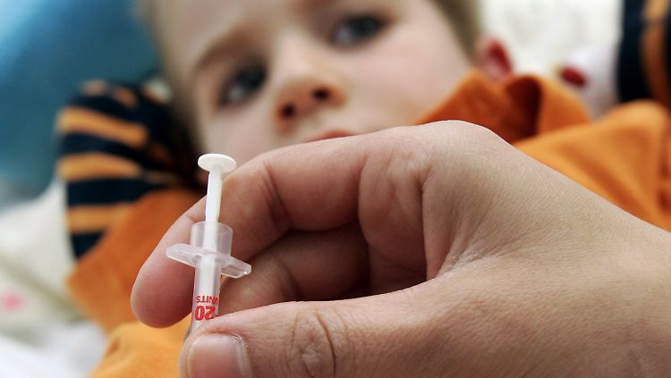 Die meisten Kinder leiden am Diabetes mellitus Typ 1, bei dem aus erblichen Gründen oder wegen eines Immundefekts die Insulinausschüttung gestört ist. Davon zu unterscheiden sind Kinder, die meist infolge von Übergewicht und mangelnder Bewegung am Typ 2 erkranken.
