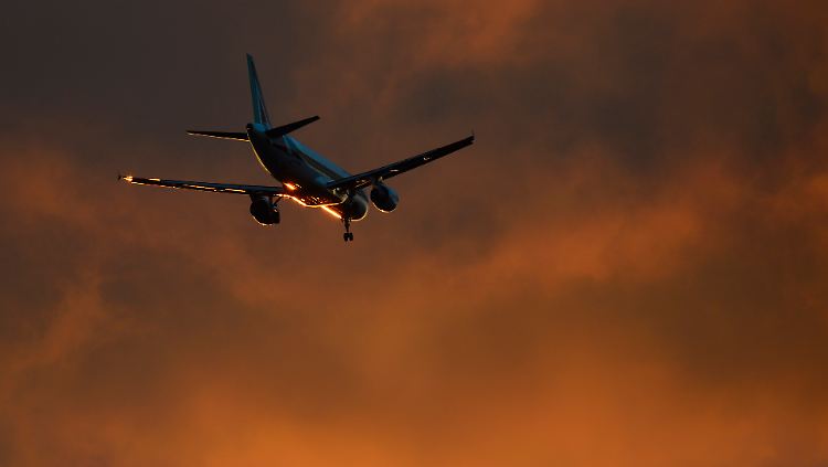Ein Flugzeug der Alitalia landet in London-Heathrow.