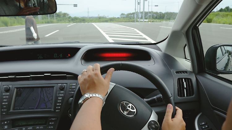 Ausweichen in letzter Sekunde: Reagiert der Fahrer trotz Warnung und Bremsen nicht, zieht der Wagen zur Seite.