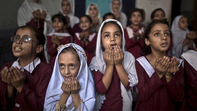 Schülerinnen in Pakistan singen und beten am Jahrestag des Anschlags auf Malala.