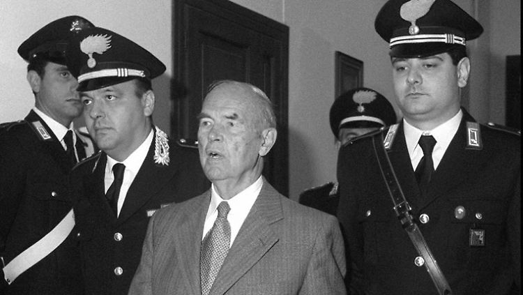 Priebke im Mai 1996 bei seinem Prozess in Rom.