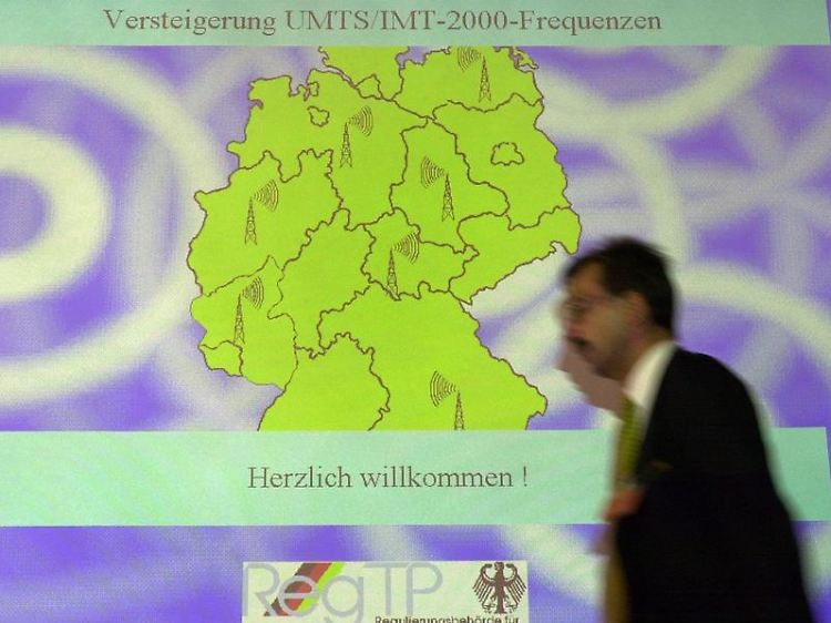 Ein Mitarbeiter der Regulierungsbehörde für Telekommunikation und Post bei der UMTS-Auktion in Mainz (Foto vom August 2000).