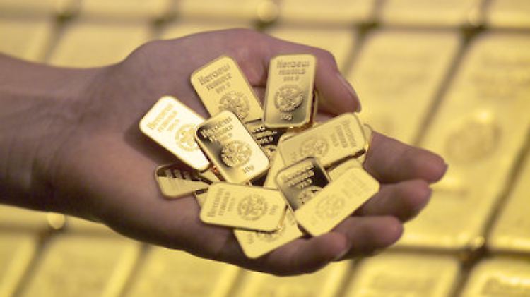 Der Goldpreis fällt.