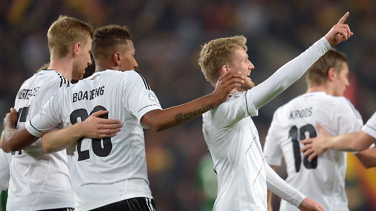André Schürrle (M.) freut sich über seinen sehenswerten Treffer zum 2:0-Zwischenstand. 