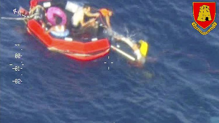 Aufnahmen von maltesischen Marinesoldaten zeigen erste Szenen von der Rettung der schiffbrüchigen Flüchtlinge.