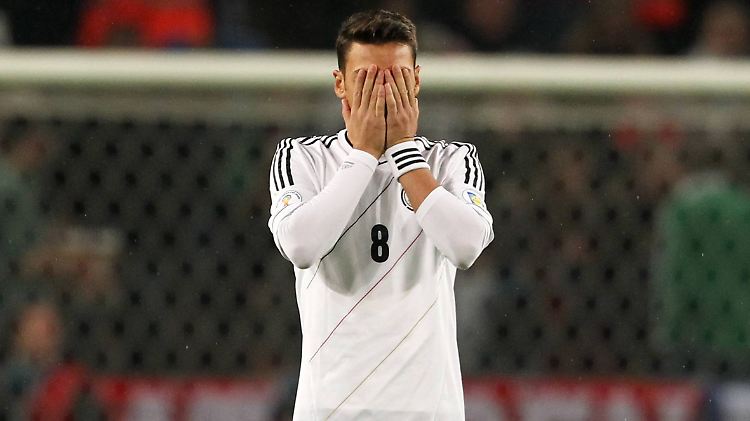 Merke: Mesut Özil ist der falsche Neuner.
