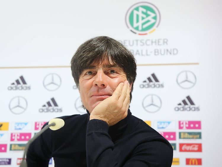 Gutgelaunt nach Brasilien: Bundestrainer Joachim Löw nach dem entscheidenden Quali-Sieg über Irland.